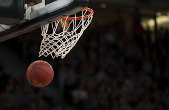 NBA赛事全场录像回放视频封面 - 篮球运动员扣篮动作
